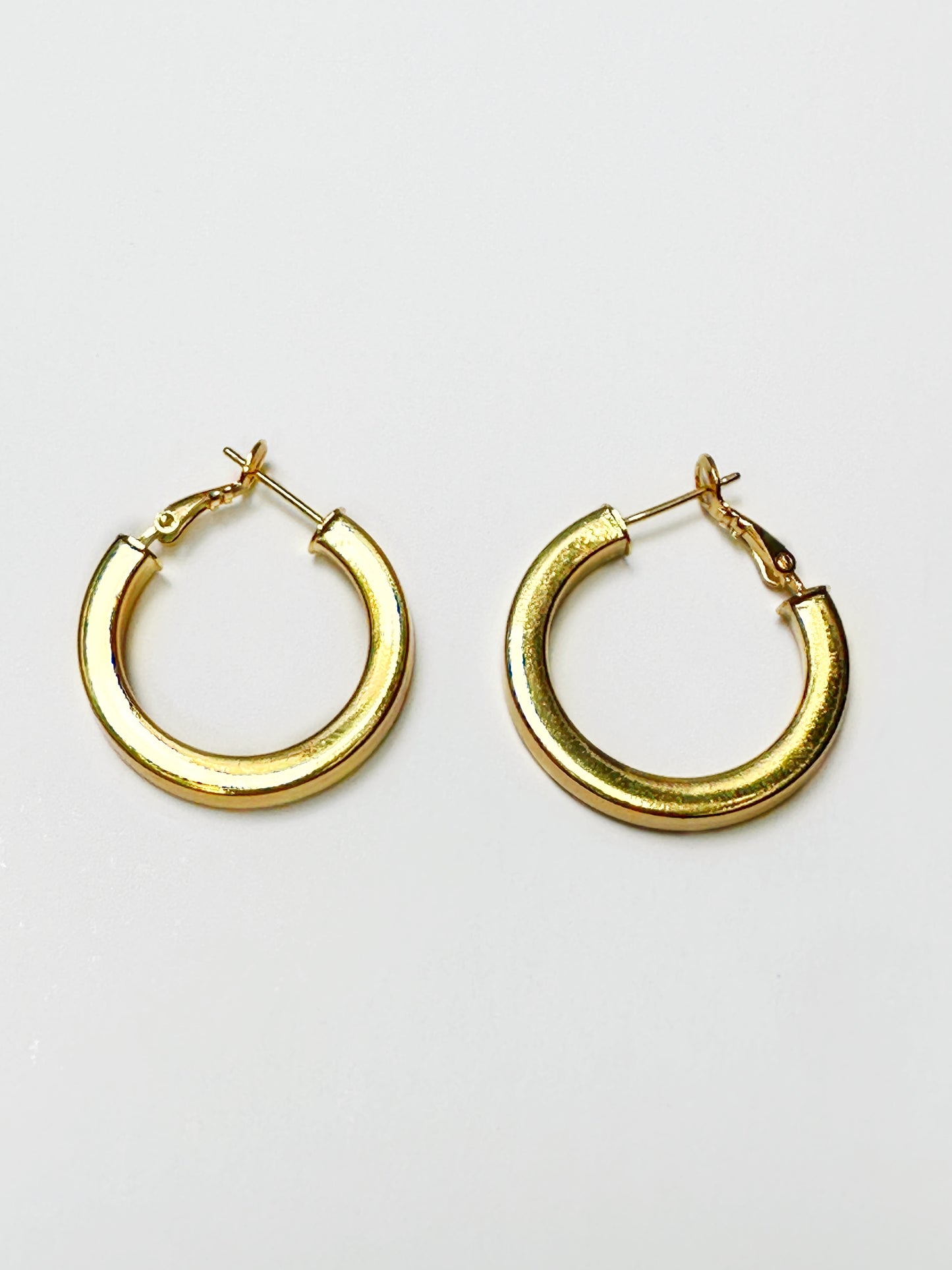 Bold Curve Hoop Earrings in 18k gold-plated non-tarnish finish – chunky round design