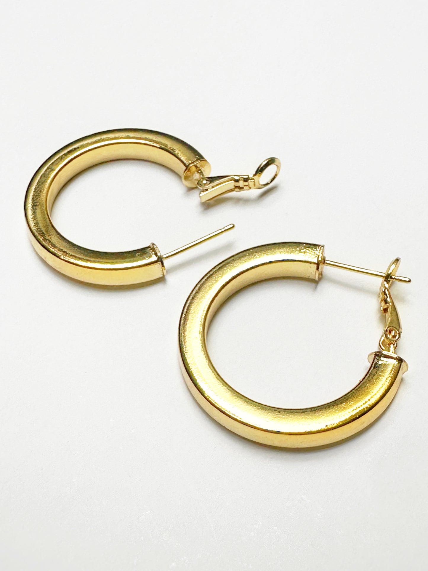 18k gold-plated non-tarnish Bold Curve Hoop Earrings – thick and lightweight