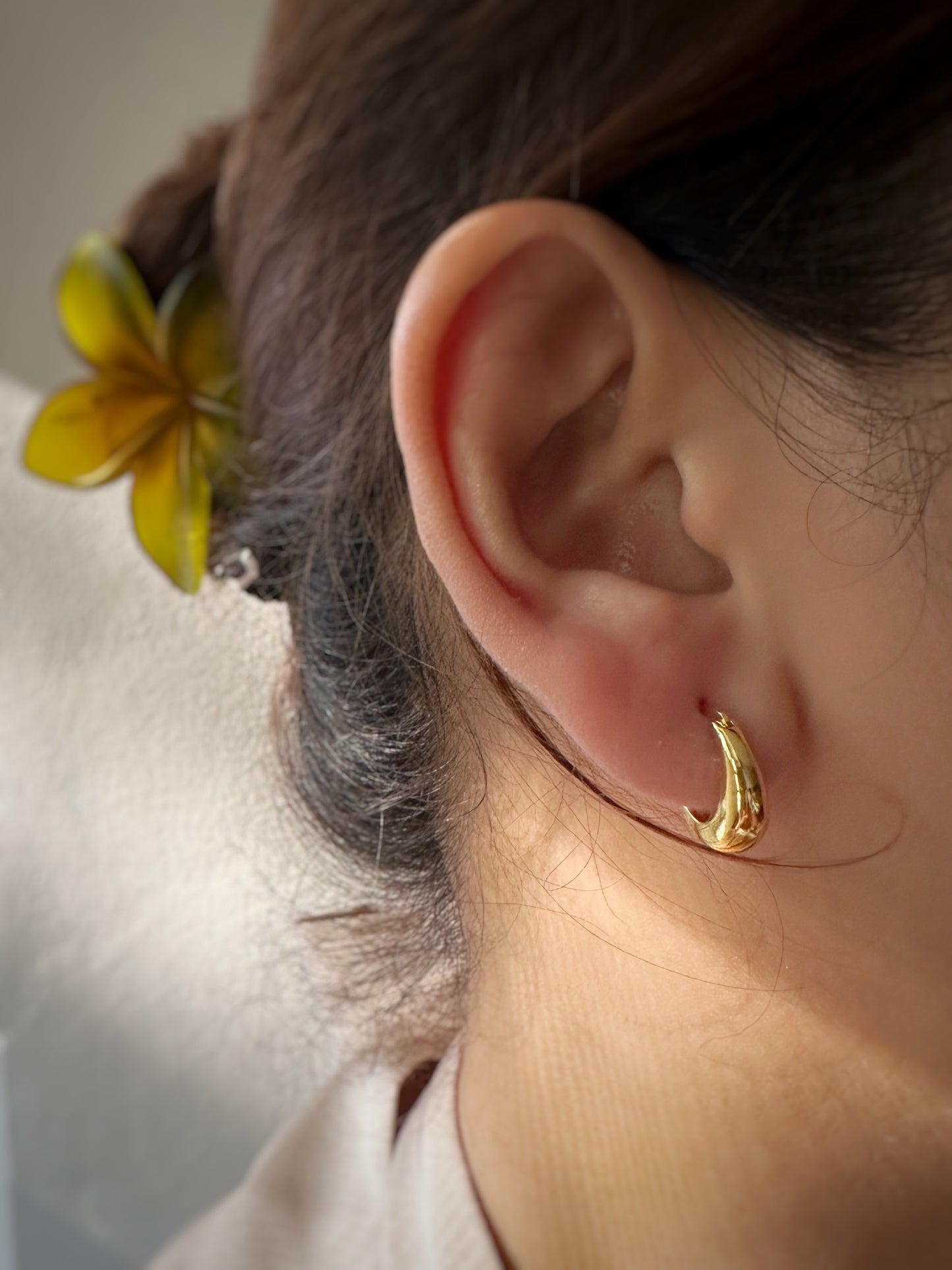 The Goccia Hoops in Gold Tone