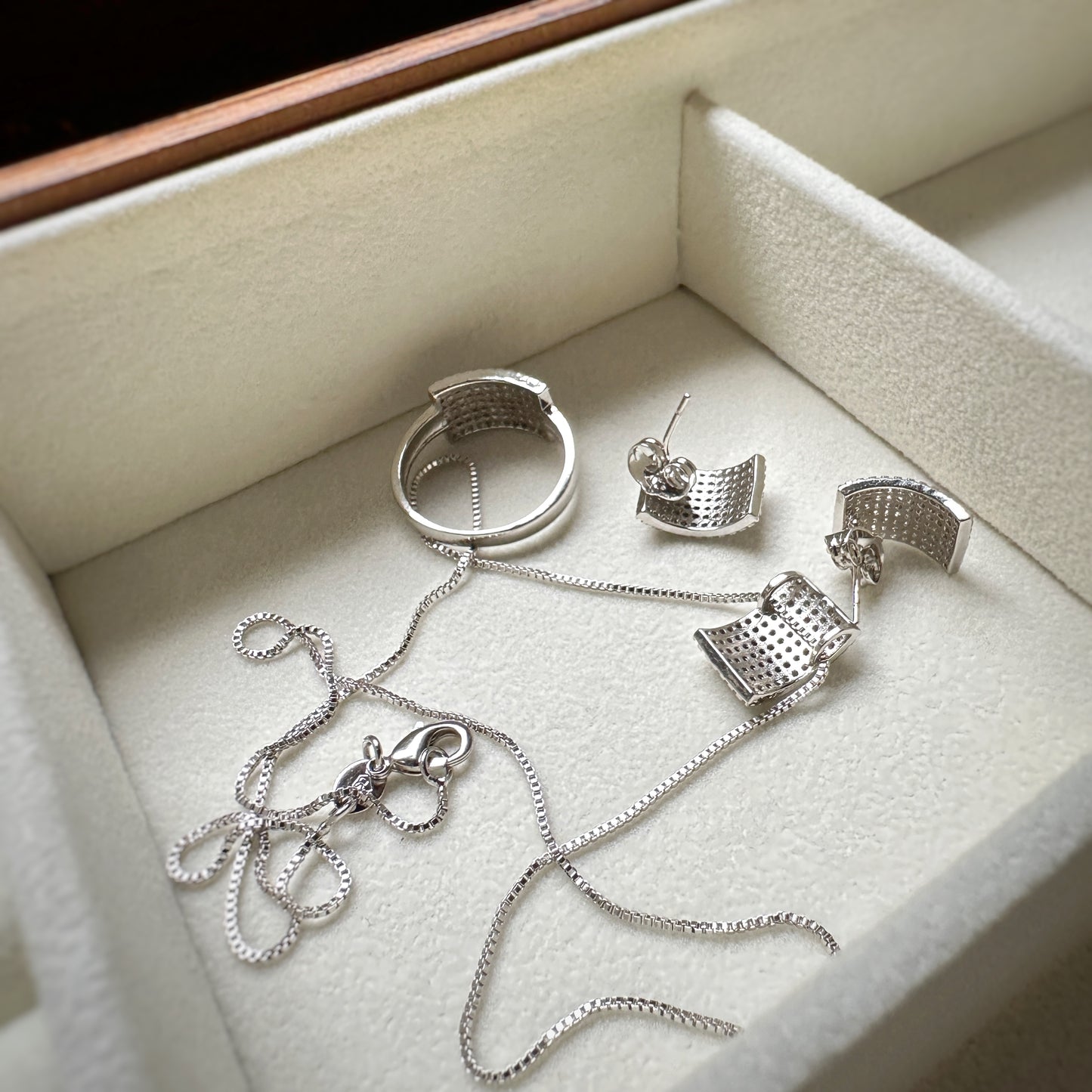 Boxy Illusion Set in Whitegold Tone