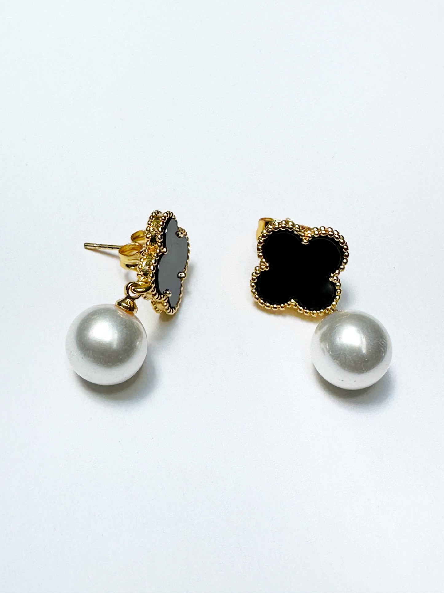 Noir Clover Pearl Drop Earrings & Bracelet Set in Black