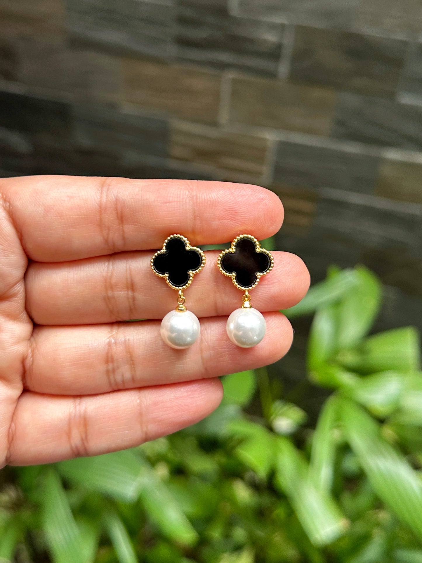 Noir Clover Pearl Drop Earrings & Bracelet Set in Black