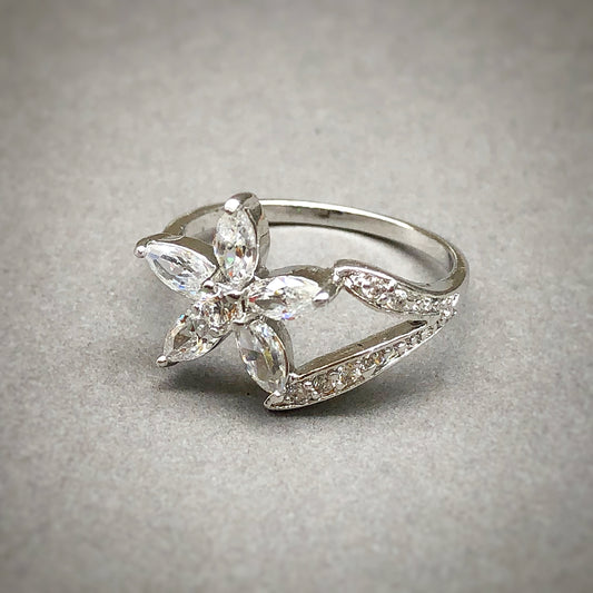 The Daisy Ring in Whitegold Tone