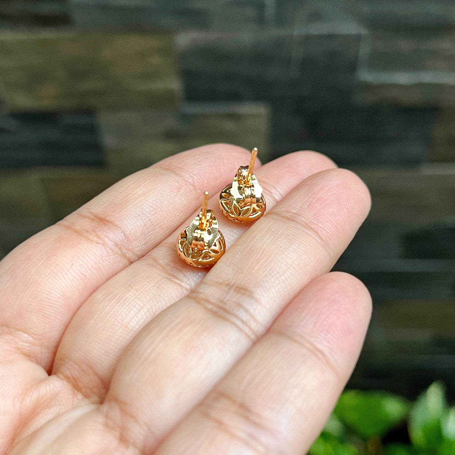 Classic Round Cut With Halo in 14K Gold Tone