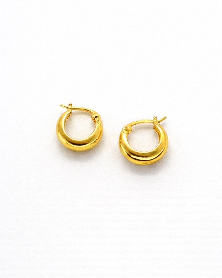 The Goccia Hoops in Gold Tone