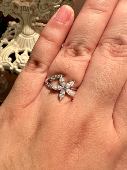 The Daisy Ring in Whitegold Tone