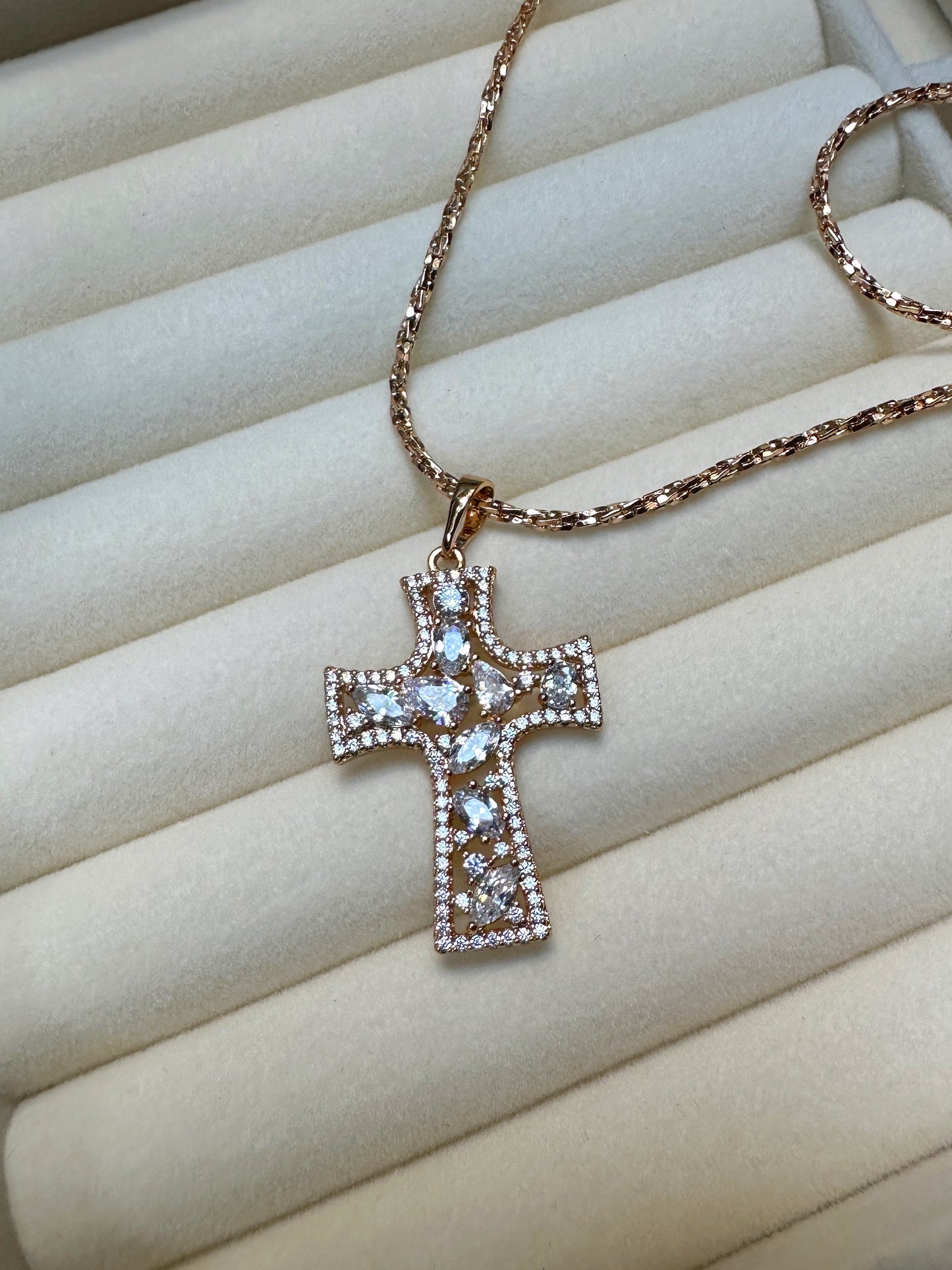 The Croce Fiorita Pendant Necklace in Gold Tone