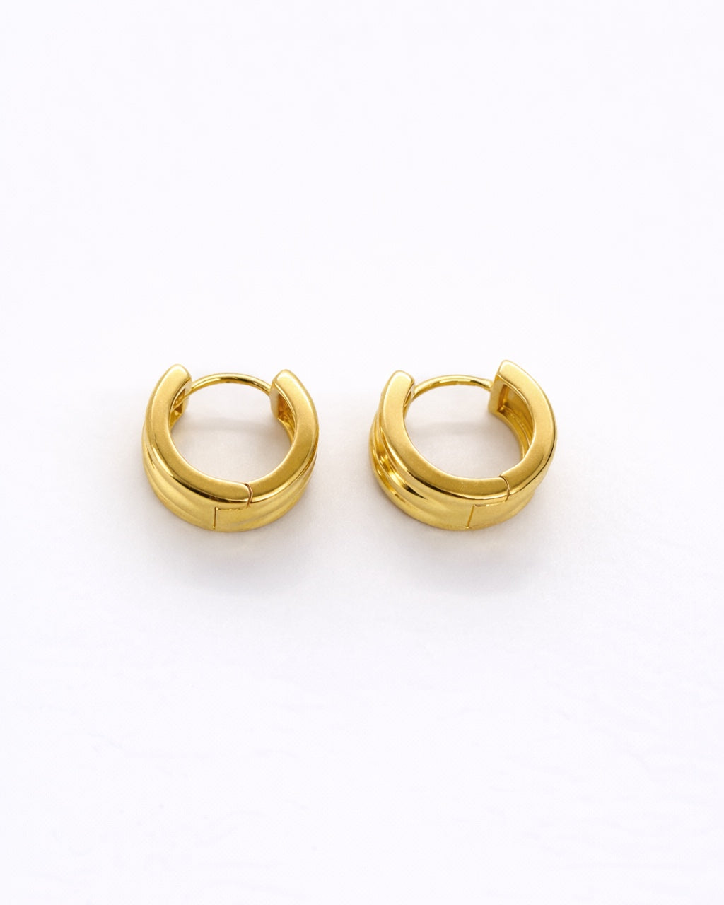 Triple Ridge Huggie Earrings – 18K Gold Tone