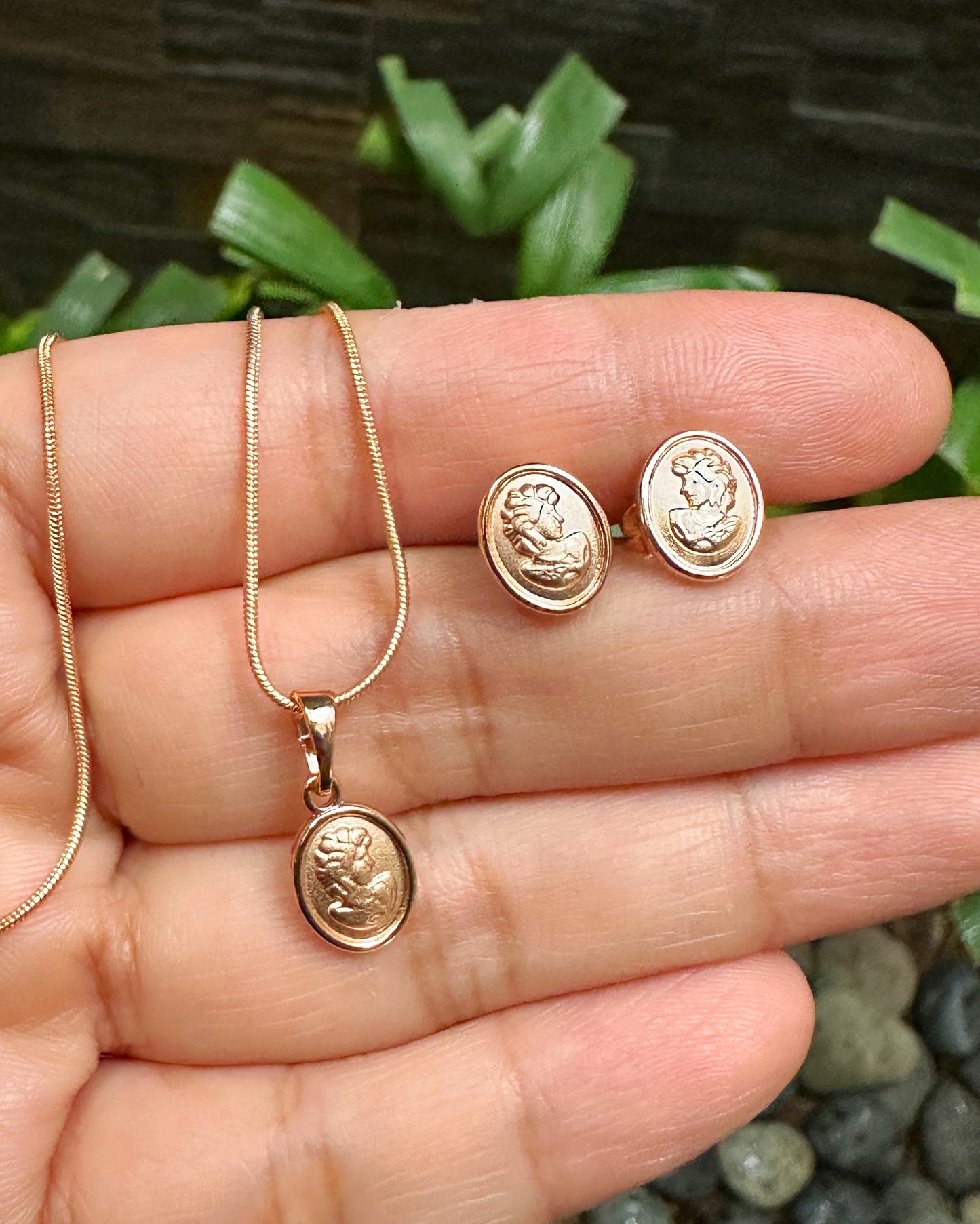 Vintage Cameo Pendant Necklace & Stud Earrings Set in Rose Gold Tone