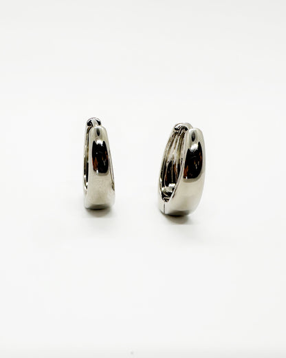 Side profile of curved cashew huggie earrings in 18K white gold dipping