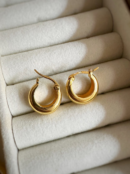 The Goccia Hoops in Gold Tone