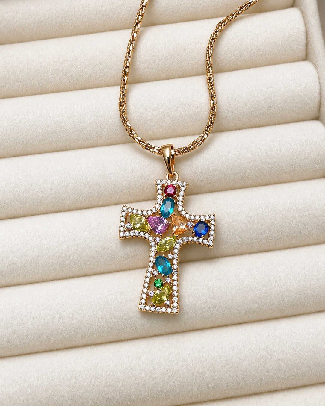 The Croce Fiorita Pendant Necklace in Gold Tone