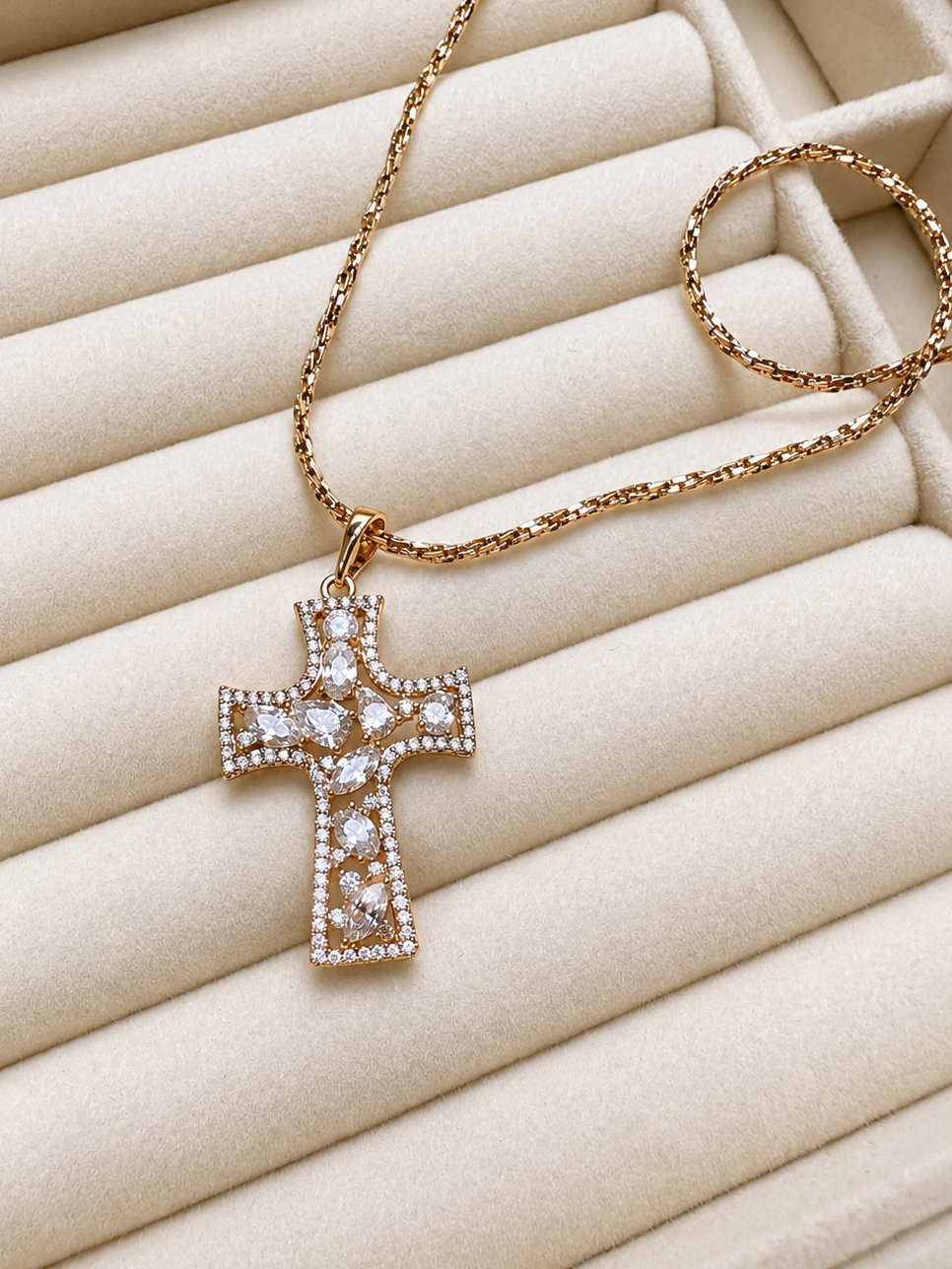 The Croce Fiorita Pendant Necklace in Gold Tone