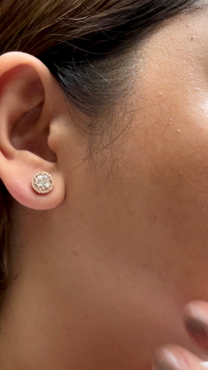 Classic Round Cut With Halo in 14K Gold Tone
