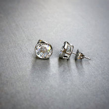 Load image into Gallery viewer, Classic Bezel Setting Earrings
